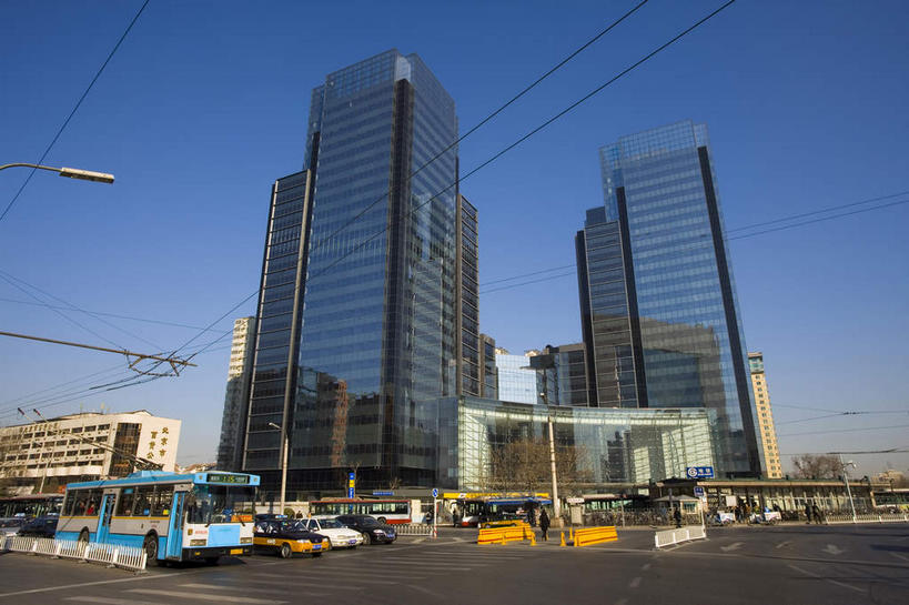 无人,高楼大厦,栏杆,横图,室外,白天,仰视,旅游,度假,窗户,落地窗,标志建筑,大桥,大厦,道路,地标,建筑,路,摩天大楼,桥梁,公路,汽车,北京,中国,亚洲,一排,许多,阴影,整齐,并列,并排,光线,影子,高架,围栏,桥,分界线,停车线,交通,首都,很多,娱乐,建设,护栏,玻璃窗,车,排列,蓝色,倒影,蓝天,天空,阳光,交通工具,轿车,天,享受,休闲,旅游胜地,放松,晴朗,车行道,车行道分界线,倒映,队列,载具,标线,平行,高架桥,玻璃幕墙,东亚,车行线,高架道路,跨线桥,万里无云,中华人民共和国,北京市,京,北平,华北地区,反照,晴空,晴空万里,马路,彩图,低角度拍摄,大楼,高层建筑,高楼,摩天楼,北京CBD,北京商务中心区,中国北京大北窑,北京财富中心