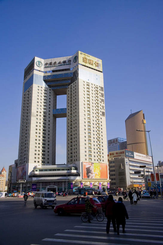 无人,家,高楼大厦,竖图,室外,白天,仰视,旅游,度假,植物,窗户,落地窗,标志建筑,大厦,地标,建筑,摩天大楼,天津,中国,亚洲,一排,许多,阴影,整齐,并列,并排,光线,影子,房屋,屋子,很多,娱乐,建设,楼房,玻璃窗,住宅,树,树木,排列,蓝色,绿色,蓝天,天空,阳光,自然,天,享受,休闲,旅游胜地,放松,生长,晴朗,成长,队列,平行,玻璃幕墙,东亚,万里无云,中华人民共和国,华北地区,天津市,和平区,晴空,晴空万里,彩图,低角度拍摄,房子,大楼,高层建筑,高楼,摩天楼,津,凯旋门大厦