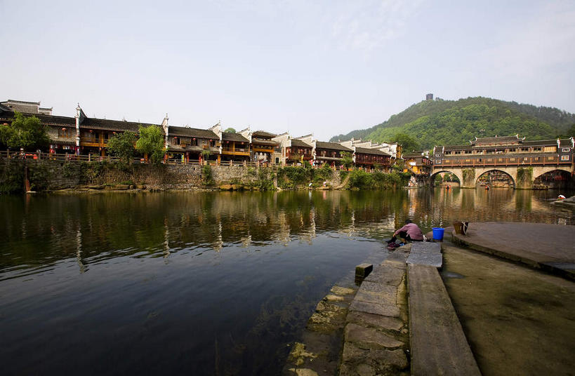 无人,家,栏杆,横图,室外,白天,正面,旅游,度假,河流,名胜古迹,山,山脉,水,植物,标志建筑,地标,建筑,桥梁,中国,亚洲,阴影,遗迹,光线,凤凰,瓦片,影子,房屋,屋顶,屋檐,屋子,河水,山峰,水流,云,云朵,围栏,桥,山峦,云彩,顶棚,古迹,文物,娱乐,建设,古建筑,石桥,护栏,楼房,檐,拱桥,住宅,树,树木,蓝色,绿色,白云,倒影,蓝天,天空,阳光,自然,群山,天,享受,休闲,旅游胜地,放松,拱形,生长,晴朗,成长,人行桥,石拱桥,倒映,古文明,东亚,湖南,湘西,湖南省,凤凰古城,中华人民共和国,华中地区,湘,湘西州,湘西土家族苗族自治州,反照,凤凰县,晴空,彩图,房子,凤凰古城千潭苗寨,山江镇
