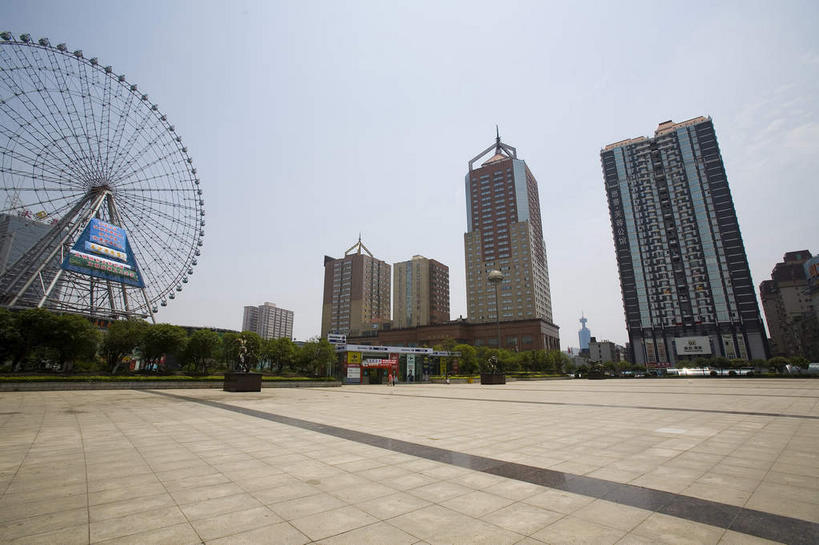 无人,体育馆,高楼大厦,运动场,横图,室外,白天,仰视,旅游,度假,游戏,树林,植物,窗户,落地窗,标志建筑,大厦,地标,建筑,摩天大楼,中国,亚洲,一排,许多,阴影,整齐,并列,并排,光线,影子,摩天轮,很多,玩,娱乐,建设,体育场,玻璃窗,树,树木,排列,蓝色,绿色,蓝天,天空,阳光,自然,天,享受,休闲,旅游胜地,放松,游乐设施,生长,晴朗,成长,活动,队列,发泄,消遣,智力,平行,玻璃幕墙,东亚,湖南,湖南省,万里无云,费里斯大转轮,中华人民共和国,省会,宣泄,运动馆,华中地区,长沙,长沙市,湘,游艺设施,晴空,晴空万里,玩耍,嬉戏,彩图,低角度拍摄,大楼,高层建筑,高楼,摩天楼,天心区,贺龙体育场,贺龙体育文化中心,新世纪文化中心