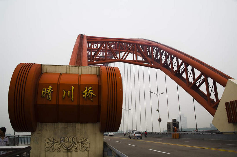 无人,横图,室外,白天,仰视,旅游,度假,标志建筑,大桥,道路,地标,建筑,路,路灯,桥梁,指示牌,公路,汽车,照明,武汉,中国,亚洲,许多,标志,路标,文字,字符,乌云,云,阴天,云朵,斜拉桥,桥,灯光,分界线,停车线,交通,很多,云彩,娱乐,标识,建设,路牌,车,灯,红色,天空,交通工具,轿车,天,享受,休闲,汉字,旅游胜地,放松,车行道,车行道分界线,照亮,昏暗,阴沉,照明设备,中文,载具,标线,东亚,车行线,湖北,湖北省,武汉市,汉口,汉阳,中华人民共和国,省会,国文,华文,华中地区,鄂,斜张桥,马路,彩图,低角度拍摄,东方芝加哥,汉阳区,江汉三桥,晴川桥