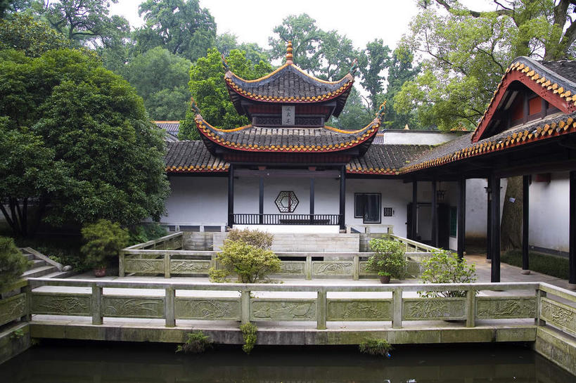 无人,学校,教学楼,栏杆,横图,室外,白天,正面,旅游,度假,河流,树林,水,植物,标志建筑,地标,建筑,桥梁,中国,亚洲,阴影,光线,瓦片,影子,柱子,墙,屋檐,河水,水流,围栏,走道,走廊,桥,过道,娱乐,建设,石桥,校园,护栏,檐,墙壁,墙面,树,树木,绿色,白色,天空,阳光,自然,天,享受,休闲,教室,旅游胜地,放松,生长,成长,人行桥,东亚,湖南,湖南省,中华人民共和国,省会,华中地区,长沙,长沙市,湘,彩图,教学大楼,岳麓山,岳麓山风景名胜区,岳麓书院,飞檐