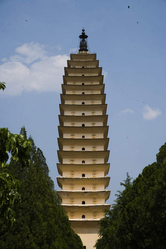 无人,寺庙,竖图,室外,白天,仰视,旅游,度假,名胜古迹,植物,窗户,标志建筑,地标,建筑,大理,中国,亚洲,一排,许多,阴影,节日,遗迹,整齐,光线,影子,墙,塔,很多,燃烧,古迹,文化,文物,娱乐,建设,古建筑,宝塔,云南,佛塔,玻璃窗,墙壁,墙面,树,树木,排列,黄色,蓝色,绿色,蓝天,天空,阳光,自然,香火,庙宇,天,祈祷,享受,休闲,健康,旅游胜地,放松,许愿,宗教,信仰,生长,晴朗,成长,纪念,祈求,队列,古文明,东亚,云南省,万里无云,中华人民共和国,西南地区,崇圣寺,崇圣寺三塔,滇,大理州,大理白族自治州,浮图,浮屠,平安,晴空,晴空万里,彩图,低角度拍摄,庙,寺,塔婆,浮图塔,浮头,佛图,大理崇圣寺,大理三塔,三塔,云南崇圣寺三塔