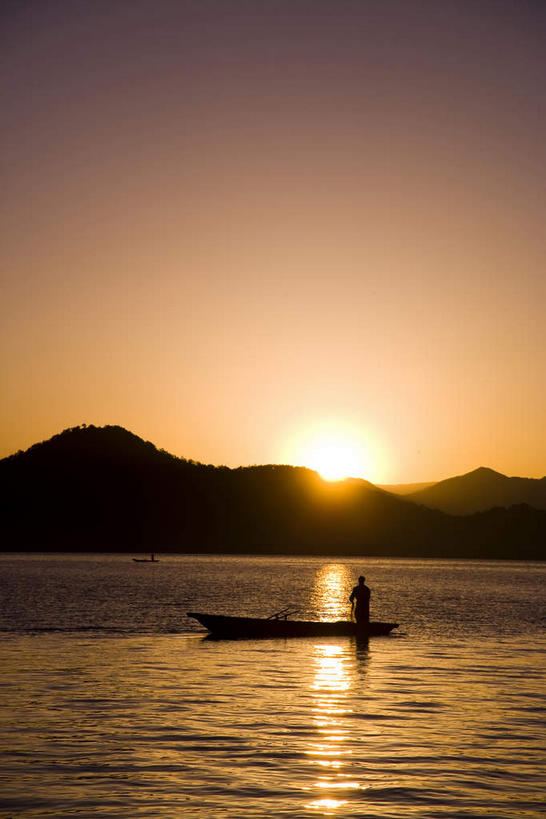 东方人,一个人,站,竖图,室外,白天,正面,旅游,度假,湖,湖泊,美景,日落,山,山脉,水,船,丽江,中国,亚洲,仅一个男性,仅一个人,一艘,波纹,服装,湖面,景观,山峰,水流,水面,晚霞,霞光,落日,木船,涟漪,山峦,背光,休闲装,黄种人,娱乐,云南,仅一个年轻男性,衣服,倒影,水纹,自然,黄昏,交通工具,波浪,湖水,群山,站着,享受,休闲,休闲服,景色,彩霞,放松,服饰,四川省,倒映,舟,自然风光,载具,逆光,东亚,凉山彝族自治州,四川,盐源县,泸沽湖,凉山,云南省,中华人民共和国,水晕,西南地区,川,滇,丽江市,凉山州,夕照,反照,薄暮,男人,男性,年轻男性,亚洲人,夕阳,站立,彩图,全身,傍晚,左所海,盐源,宁蒗彝族自治县,宁蒗县,鲁窟海子,亮海,斜阳