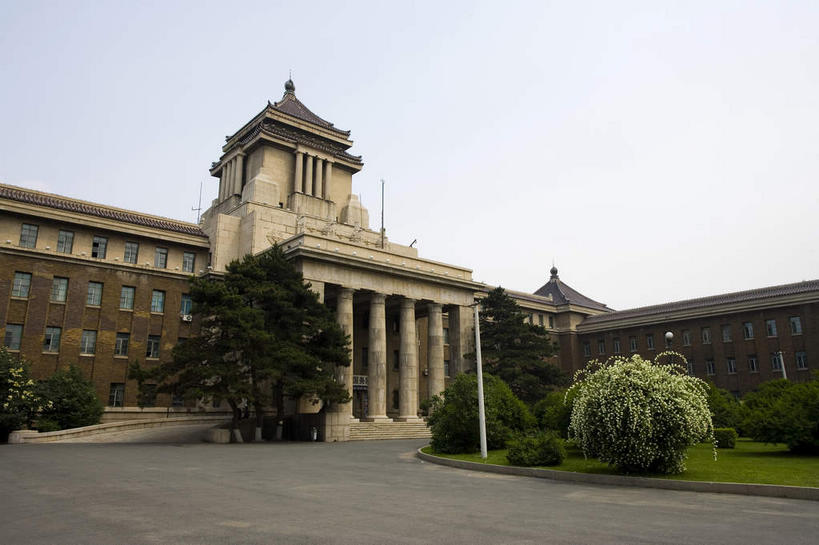 无人,学校,教学楼,横图,室外,白天,仰视,旅游,度假,草地,草坪,植物,窗户,标志建筑,道路,地标,建筑,路,路灯,公路,照明,中国,亚洲,一排,许多,阴影,整齐,光线,影子,柱子,墙,灯光,褐色,交通,很多,娱乐,建设,校园,玻璃窗,墙壁,墙面,灯,草,树,树木,排列,蓝色,绿色,白色,蓝天,天空,阳光,自然,天,享受,休闲,教室,旅游胜地,放松,生长,晴朗,成长,照亮,照明设备,队列,东亚,吉林,吉林省,长春,长春市,万里无云,中华人民共和国,省会,东北地区,吉,晴空,晴空万里,马路,彩图,低角度拍摄,教学大楼,吉林大学