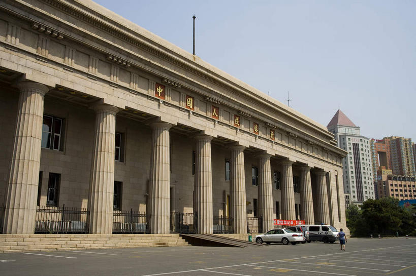 东方人,一个人,学校,教学楼,高楼大厦,走,横图,室外,白天,仰视,旅游,度假,植物,窗户,标志建筑,大厦,道路,地标,建筑,路,摩天大楼,公路,汽车,中国,亚洲,仅一个男性,仅一个人,一排,许多,阴影,服装,整齐,光线,标志,文字,影子,柱子,字符,墙,褐色,交通,很多,注视,休闲装,黄种人,娱乐,标识,建设,校园,玻璃窗,墙壁,墙面,车,树,树木,排列,仅一个年轻男性,衣服,蓝色,绿色,白色,蓝天,天空,阳光,自然,交通工具,轿车,天,观察,看,享受,休闲,教室,休闲服,汉字,旅游胜地,放松,服饰,生长,晴朗,成长,观看,察看,队列,关注,中文,载具,东亚,吉林,吉林省,长春,长春市,万里无云,中华人民共和国,省会,国文,华文,东北地区,吉,男人,男性,年轻男性,亚洲人,晴空,晴空万里,马路,步行,散步,走路,彩图,低角度拍摄,全身,大楼,高层建筑,高楼,教学大楼,摩天楼,吉林大学