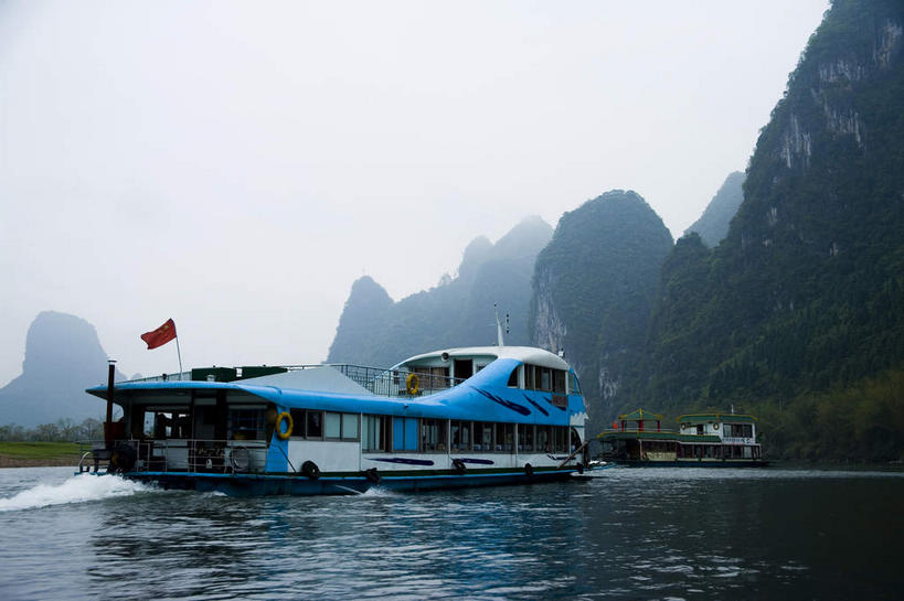 无人,横图,室外,白天,仰视,旅游,度假,河流,美景,森林,山,山脉,树林,水,植物,雾,船,旗帜,桂林,中国,亚洲,一面,一艘,朦胧,模糊,旗杆,河水,景观,山峰,水流,游艇,山峦,娱乐,旗子,树,树木,蓝色,绿色,自然,交通工具,群山,享受,休闲,景色,放松,生长,成长,广西,迷雾,自然风光,载具,东亚,漓江,阳朔,广西壮族自治区,中华人民共和国,桂林市,桂,华南地区,旗号,阳朔县,兴坪,兴坪镇,大雾,彩图,低角度拍摄