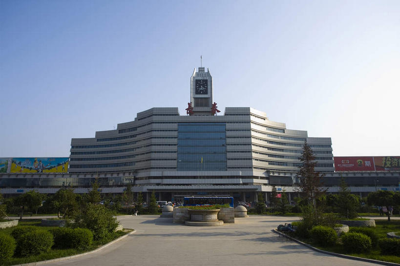 无人,火车站,横图,室外,白天,仰视,旅游,度假,树林,植物,窗户,标志建筑,道路,地标,建筑,路,公路,车站,中国,亚洲,一排,许多,阴影,整齐,时间,光线,时钟,影子,墙,站台,交通,很多,计时,娱乐,建设,月台,玻璃窗,墙壁,墙面,树,树木,排列,蓝色,绿色,蓝天,天空,阳光,自然,钟表,天,享受,休闲,表,旅游胜地,放松,生长,晴朗,成长,队列,东亚,吉林,吉林省,长春,长春市,万里无云,中华人民共和国,省会,塔钟,东北地区,吉,钟,晴空,晴空万里,马路,彩图,低角度拍摄,铁路车站,铁路站,宽城区,长春站,长春火车站