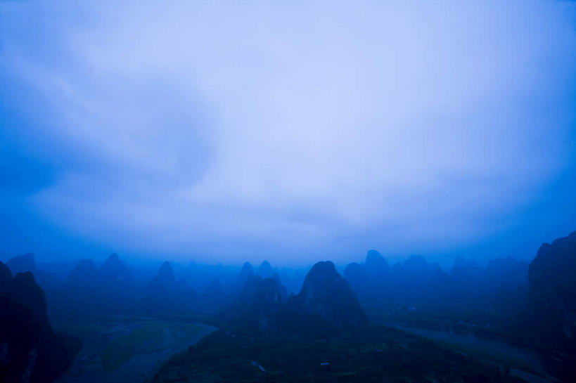 无人,横图,室外,白天,仰视,旅游,度假,日出,河流,美景,山,山脉,水,太阳,桂林,中国,亚洲,朦胧,模糊,河水,景观,山峰,水流,朝霞,晨曦,黎明,山峦,背光,娱乐,蓝色,阳光,自然,群山,享受,休闲,景色,放松,广西,自然风光,逆光,东亚,漓江,阳朔,广西壮族自治区,中华人民共和国,桂林市,桂,华南地区,阳朔县,兴坪,兴坪镇,朝阳,彩图,低角度拍摄,卯时,破晓,日始