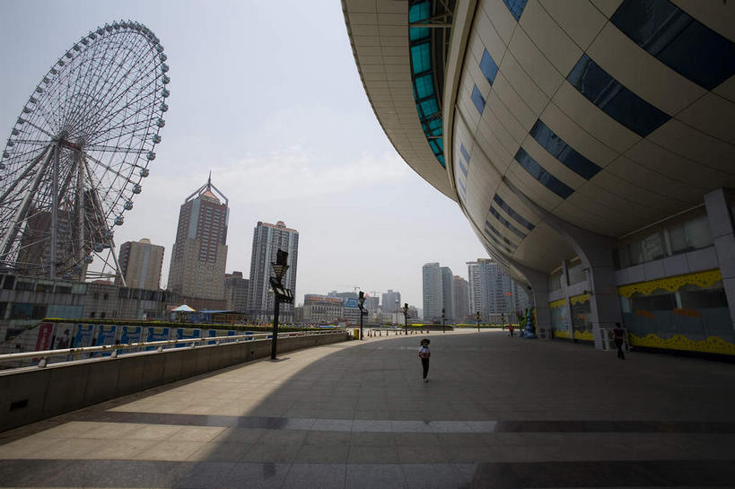 无人,体育馆,高楼大厦,栏杆,运动场,横图,室外,白天,仰视,旅游,度假,游戏,窗户,标志建筑,大厦,道路,地标,建筑,路,路灯,摩天大楼,公路,照明,中国,亚洲,一排,阴影,整齐,光线,影子,墙,摩天轮,围栏,灯光,交通,玩,娱乐,建设,体育场,护栏,玻璃窗,墙壁,墙面,灯,排列,蓝色,蓝天,天空,阳光,天,享受,休闲,旅游胜地,放松,游乐设施,晴朗,活动,照亮,照明设备,队列,发泄,消遣,智力,东亚,湖南,湖南省,万里无云,费里斯大转轮,中华人民共和国,省会,宣泄,运动馆,华中地区,长沙,长沙市,湘,游艺设施,晴空,晴空万里,马路,玩耍,嬉戏,彩图,低角度拍摄,大楼,高层建筑,高楼,摩天楼,天心区,贺龙体育场,贺龙体育文化中心,新世纪文化中心