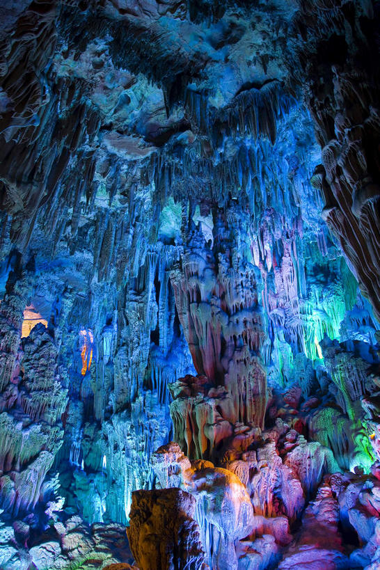 无人,竖图,彩色,室外,白天,仰视,旅游,度假,石头,美景,霓虹灯,桂林,中国,亚洲,阴影,光线,石子,影子,洞,景观,灯光,七彩,喀斯特,娱乐,光源,霓虹,灯,蓝色,自然,享受,休闲,景色,放松,洞穴,广西,照明设备,自然风光,东亚,喀斯特地貌,穴,广西壮族自治区,中华人民共和国,桂林市,桂,华南地区,氖灯,石灰石,石块,彩图,低角度拍摄,芦笛岩,岩溶,岩溶地貌