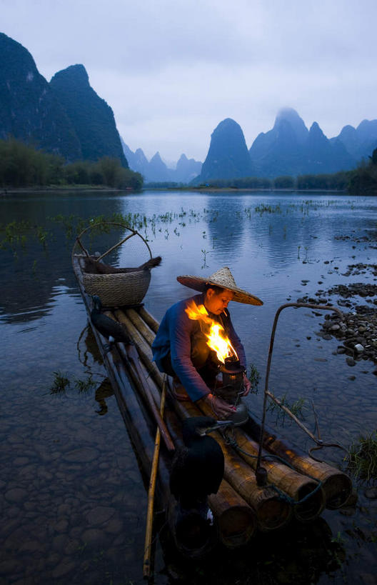 东方人,一个人,坐,竖图,俯视,室外,白天,旅游,度假,日出,湖,湖泊,石头,美景,山,山脉,水,太阳,峡谷,帽子,照明,桂林,中国,亚洲,仅一个男性,仅一个人,仅一个中年男性,一排,一艘,竹制,服装,朦胧,模糊,整齐,编织,草帽,灯笼,石子,纸灯笼,竹排,湖面,景观,山峰,水流,水面,运输工具,朝霞,晨曦,黎明,山谷,山峦,休闲装,黄种人,娱乐,竹筏,排列,一个,衣服,倒影,阳光,自然,灯具,交通工具,湖水,群山,享受,休闲,休闲服,景色,放松,服饰,单个,广西,竹条,照亮,倒映,竹制品,照明设备,岩层,队列,自然风光,载具,东亚,漓江,阳朔,广西壮族自治区,中华人民共和国,桂林市,桂,华南地区,一顶,反照,水上交通工具,阳朔县,兴坪,兴坪镇,男人,男性,中年男性,亚洲人,石块,岩石,朝阳,坐着,彩图,高角度拍摄,全身,卯时,破晓,日始,阳朔相公山