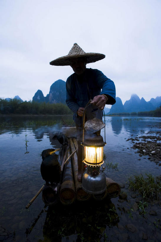 东方人,一个人,站,竖图,室外,白天,正面,旅游,度假,日出,湖,湖泊,石头,美景,山,山脉,水,太阳,峡谷,帽子,照明,桂林,中国,亚洲,仅一个男性,仅一个人,仅一个中年男性,一排,一艘,竹制,服装,朦胧,模糊,整齐,编织,草帽,灯笼,石子,纸灯笼,竹排,湖面,景观,山峰,水流,水面,运输工具,朝霞,晨曦,黎明,山谷,山峦,休闲装,黄种人,娱乐,竹筏,排列,一个,衣服,倒影,阳光,自然,灯具,交通工具,湖水,群山,站着,享受,休闲,休闲服,景色,放松,服饰,单个,广西,竹条,照亮,倒映,竹制品,照明设备,岩层,队列,自然风光,载具,东亚,漓江,阳朔,广西壮族自治区,中华人民共和国,桂林市,桂,华南地区,一顶,反照,水上交通工具,阳朔县,兴坪,兴坪镇,男人,男性,中年男性,亚洲人,石块,岩石,朝阳,站立,彩图,全身,卯时,破晓,日始,阳朔相公山