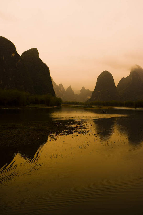 无人,竖图,室外,白天,正面,旅游,度假,河流,石头,美景,日落,山,山脉,水,峡谷,桂林,中国,亚洲,石子,河水,景观,山峰,水流,晚霞,霞光,落日,山谷,山峦,背光,娱乐,倒影,自然,黄昏,群山,享受,休闲,景色,彩霞,放松,广西,倒映,岩层,自然风光,逆光,东亚,漓江,阳朔,广西壮族自治区,中华人民共和国,桂林市,桂,华南地区,夕照,反照,薄暮,阳朔县,兴坪,兴坪镇,石块,岩石,夕阳,彩图,傍晚,斜阳,阳朔相公山