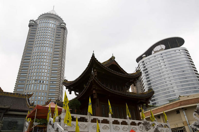 无人,高楼大厦,栏杆,横图,室外,白天,仰视,度假,美景,窗户,落地窗,城市风光,城市,大厦,建筑,摩天大楼,中国,亚洲,一排,许多,整齐,并列,并排,瓦片,亭子,屋顶,屋檐,景观,乌云,云,阴天,云朵,围栏,很多,云彩,顶棚,娱乐,护栏,檐,玻璃窗,排列,天空,凉亭,天,享受,休闲,景色,放松,昏暗,阴沉,队列,平行,玻璃幕墙,东亚,贵州,贵州省,贵阳,中华人民共和国,省会,黔,西南地区,贵阳市,彩图,低角度拍摄,大楼,高层建筑,高楼,摩天楼,飞檐