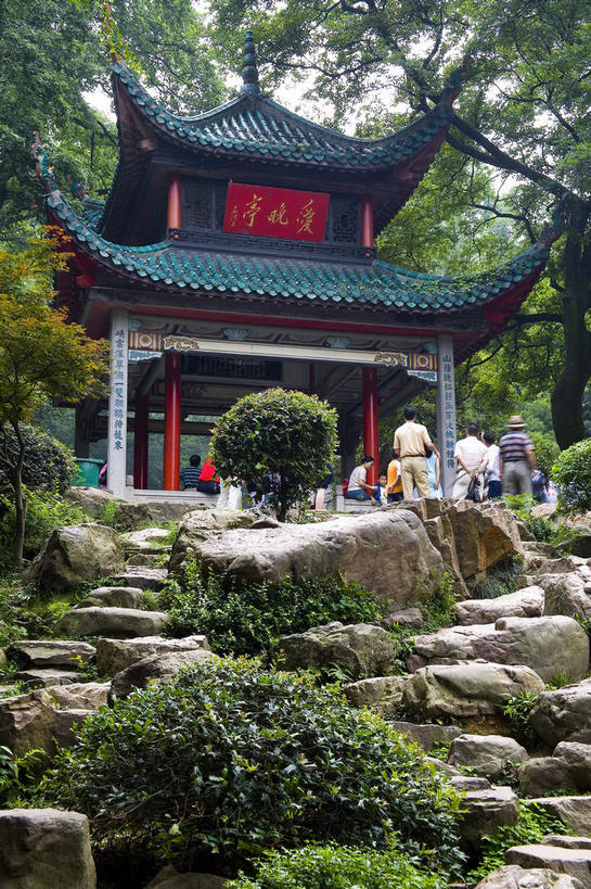 无人,学校,教学楼,竖图,室外,白天,仰视,旅游,度假,石头,名胜古迹,植物,标志建筑,地标,建筑,中国,亚洲,阴影,遗迹,光线,石子,瓦片,影子,柱子,亭子,屋顶,屋檐,顶棚,古迹,文物,娱乐,建设,古建筑,校园,檐,树,树木,绿色,阳光,自然,凉亭,享受,休闲,教室,旅游胜地,放松,生长,成长,古文明,东亚,湖南,湖南省,中华人民共和国,省会,华中地区,长沙,长沙市,湘,石块,岩石,彩图,低角度拍摄,教学大楼,岳麓山,岳麓山风景名胜区,岳麓书院