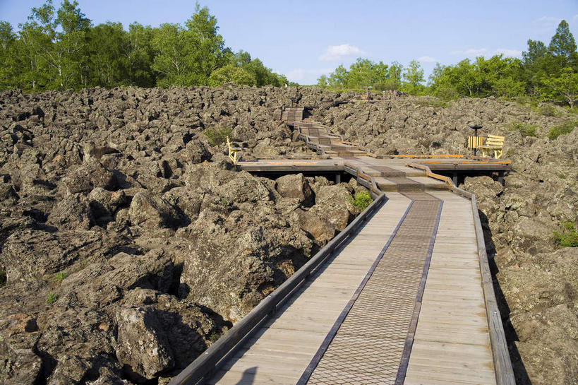无人,横图,室外,白天,正面,旅游,度假,石头,美景,植物,中国,亚洲,阴影,曲折,弯曲,光线,纹路,木板,石子,纹理,影子,景观,云,云朵,桥,木桥,云彩,娱乐,栈桥,树,树木,蓝色,绿色,白云,蓝天,天空,阳光,自然,天,享受,休闲,景色,放松,蜿蜒,生长,晴朗,成长,人行桥,木板桥,黑,自然风光,东亚,黑龙江,黑龙江省,肌理,中华人民共和国,东北地区,黑河,黑河市,石块,晴空,彩图,德都,五大连池,五大连池市