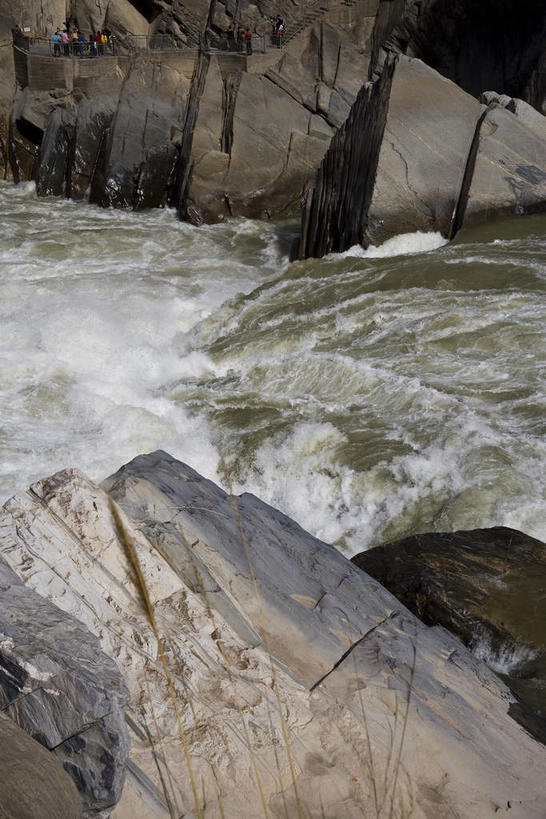 无人,竖图,俯视,室外,白天,旅游,度假,河流,石头,美景,山,山脉,水,峡谷,香格里拉,中国,亚洲,阴影,飞溅,溅,光线,石子,液体,影子,河水,景观,山峰,水滴,水流,山谷,山峦,娱乐,迪庆,云南,水珠,阳光,自然,群山,享受,休闲,景色,放松,岩层,喷洒,自然风光,东亚,虎跳峡,中甸,迪庆藏族自治州,云南省,中华人民共和国,西南地区,滇,迪庆州,香格里拉县,石块,岩石,彩图,高角度拍摄