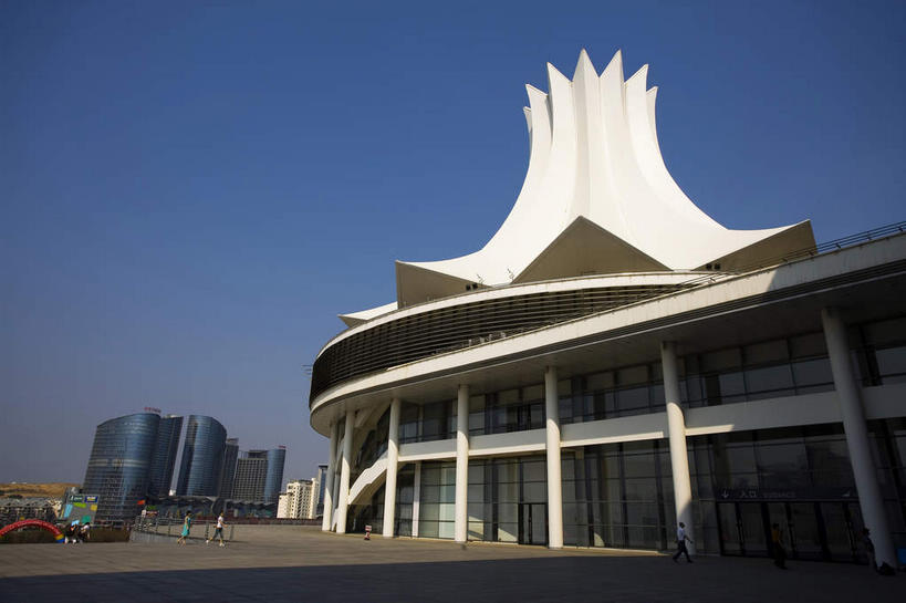 无人,高楼大厦,横图,室外,白天,仰视,旅游,度假,窗户,落地窗,标志建筑,大厦,道路,地标,建筑,路,摩天大楼,中国,亚洲,一排,许多,阴影,整齐,并列,并排,光线,影子,屋顶,小路,交通,很多,顶棚,娱乐,建设,玻璃窗,排列,蓝色,白色,蓝天,天空,阳光,天,享受,休闲,旅游胜地,放松,晴朗,广西,队列,平行,玻璃幕墙,东亚,南宁,万里无云,广西壮族自治区,首府,中华人民共和国,桂,华南地区,南宁市,南宁国际会展中心,晴空,晴空万里,彩图,低角度拍摄,大楼,高层建筑,高楼,摩天楼