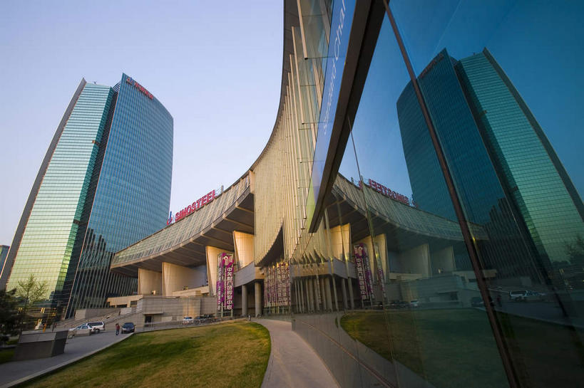 无人,高楼大厦,横图,室外,白天,正面,旅游,度假,植物,窗户,落地窗,标志建筑,大厦,道路,地标,建筑,路,摩天大楼,北京,中国,亚洲,一排,许多,阴影,整齐,并列,并排,光线,影子,柱子,小路,交通,首都,很多,娱乐,建设,玻璃窗,树,树木,排列,蓝色,绿色,倒影,蓝天,天空,阳光,自然,天,享受,休闲,旅游胜地,放松,生长,晴朗,成长,倒映,队列,平行,玻璃幕墙,东亚,海淀区,中关村,万里无云,中华人民共和国,北京市,京,北平,华北地区,反照,晴空,晴空万里,彩图,大楼,高层建筑,高楼,摩天楼,国家自主创新示范区,中关村科技园,中钢国际广场,中关村西区