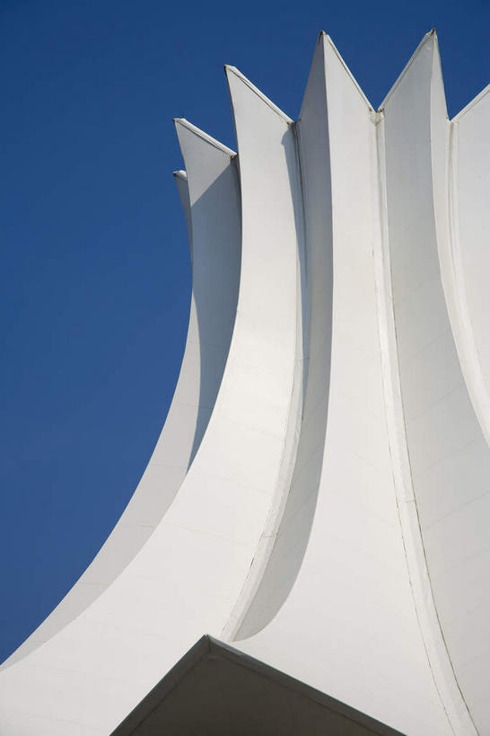 无人,高楼大厦,竖图,室外,白天,仰视,旅游,度假,标志建筑,大厦,地标,建筑,摩天大楼,中国,亚洲,阴影,光线,影子,屋顶,顶棚,娱乐,建设,蓝色,白色,蓝天,天空,阳光,天,享受,休闲,旅游胜地,放松,晴朗,广西,东亚,南宁,万里无云,广西壮族自治区,首府,中华人民共和国,桂,华南地区,南宁市,南宁国际会展中心,晴空,晴空万里,彩图,低角度拍摄,大楼,高层建筑,高楼,摩天楼