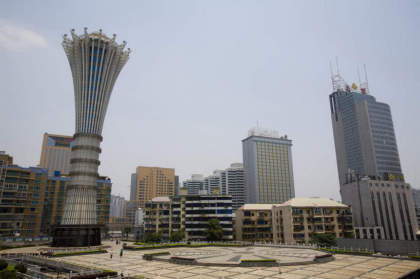 无人,体育馆,高楼大厦,运动场,横图,室外,白天,仰视,旅游,度假,植物,窗户,落地窗,标志建筑,大厦,道路,地标,建筑,路,摩天大楼,公路,中国,亚洲,一排,许多,阴影,整齐,并列,并排,光线,影子,云,云朵,交通,很多,云彩,娱乐,建设,体育场,玻璃窗,树,树木,排列,蓝色,绿色,白云,蓝天,天空,阳光,自然,天,享受,休闲,旅游胜地,放松,生长,晴朗,成长,队列,平行,玻璃幕墙,东亚,湖南,湖南省,中华人民共和国,省会,运动馆,华中地区,长沙,长沙市,湘,晴空,马路,彩图,低角度拍摄,大楼,高层建筑,高楼,摩天楼,芙蓉区,贺龙体育场,湖南省劳动人民体育场