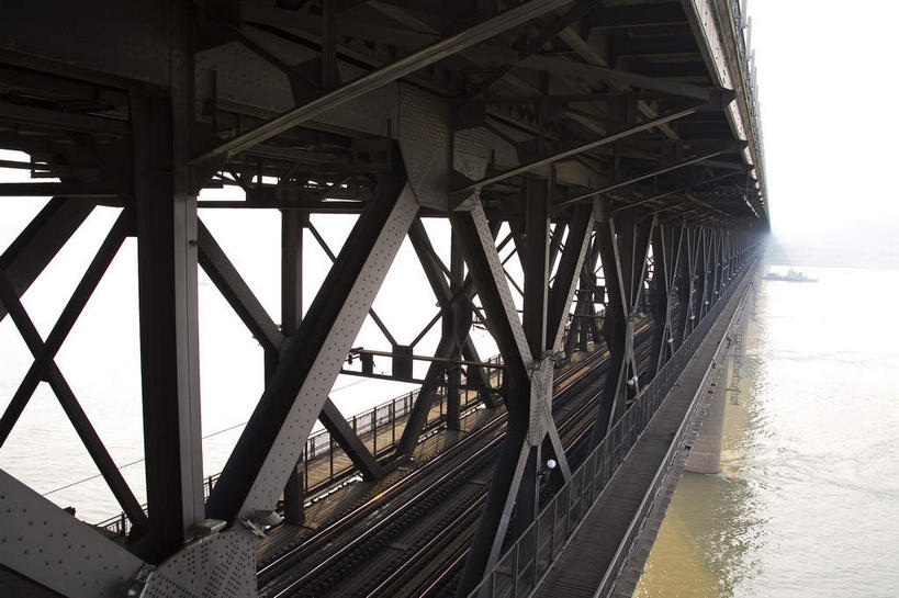 无人,栏杆,横图,室外,白天,正面,消失点,旅游,度假,河流,水,标志建筑,大桥,道路,地标,建筑,路,桥梁,公路,武汉,中国,亚洲,波纹,河水,水流,乌云,云,阴天,云朵,围栏,桥,分界线,停车线,交通,云彩,娱乐,建设,护栏,拱桥,水纹,天空,波浪,天,享受,休闲,旅游胜地,放松,车行道,车行道分界线,悬索桥,昏暗,阴沉,标线,东亚,车行线,湖北,湖北省,武昌区,武汉市,武昌,武汉长江大桥,汉阳,桁架拱桥,中华人民共和国,省会,华中地区,鄂,马路,彩图,没影点,灭点,龟山,汉阳区,黄鹄山,蛇山