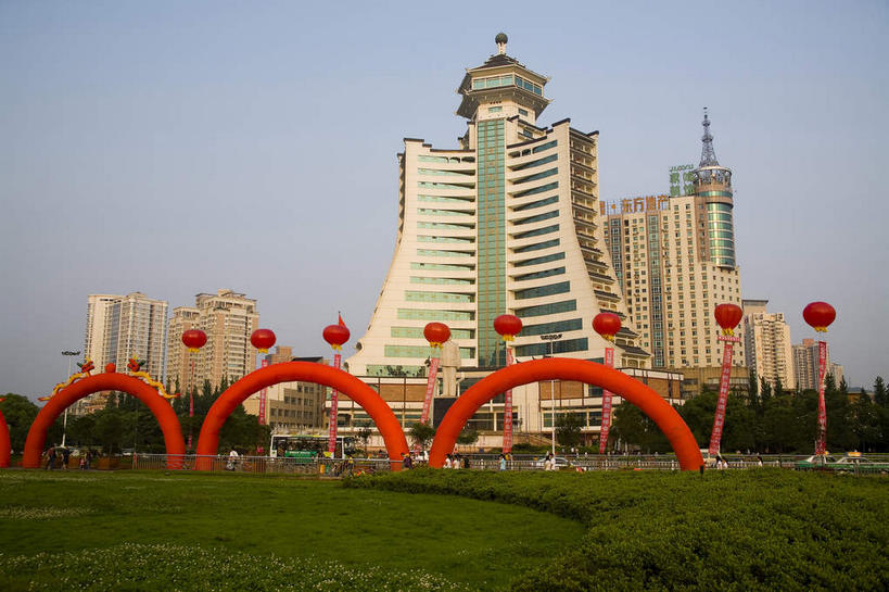 无人,高楼大厦,横图,室外,白天,仰视,旅游,度假,草地,草坪,植物,窗户,落地窗,标志建筑,大厦,地标,建筑,摩天大楼,中国,亚洲,一排,许多,阴影,整齐,装饰,并列,并排,飘扬,光线,影子,塑料,拱门,很多,娱乐,建设,玻璃窗,草,树,树木,排列,三个,红色,蓝色,绿色,蓝天,天空,阳光,自然,气球,塑料制品,天,享受,休闲,橡胶,旅游胜地,放松,生长,晴朗,成长,飘逸,华丽,修饰,点缀,队列,飞扬,平行,玻璃幕墙,橡胶制品,东亚,贵州,贵州省,贵阳,万里无云,中华人民共和国,省会,黔,西南地区,贵阳市,衬托,美观,雅致,雅观,晴空,晴空万里,彩图,低角度拍摄,大楼,高层建筑,高楼,摩天楼,贵州民族文化宫