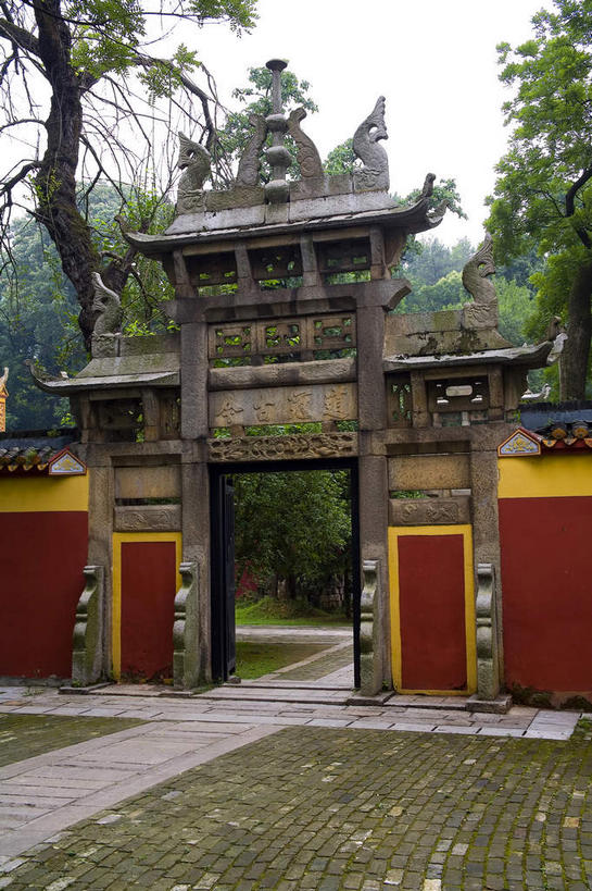 无人,学校,教学楼,竖图,室外,白天,正面,旅游,度假,植物,门,标志建筑,道路,地标,建筑,路,雕塑,中国,亚洲,阴影,艺术,装饰,光线,雕刻,雕像,影子,墙,小路,交通,娱乐,建设,校园,墙壁,墙面,石板路,树,树木,红色,绿色,天空,阳光,自然,工艺品,门框,天,享受,休闲,教室,旅游胜地,放松,生长,成长,纪念,美术,主题,陈列,东亚,湖南,湖南省,中华人民共和国,省会,功能,美学,华中地区,长沙,长沙市,湘,彩图,教学大楼,岳麓山,岳麓山风景名胜区,岳麓书院