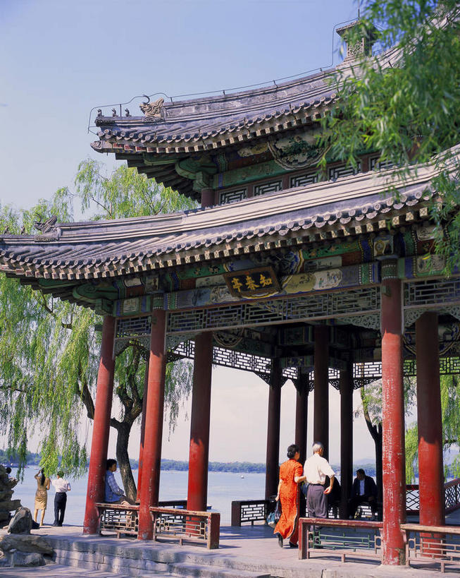 东方人,颐和园,宫殿,栏杆,站,走,竖图,室外,白天,仰视,旅游,度假,湖,湖泊,名胜古迹,水,植物,标志建筑,地标,建筑,柳树,雕塑,北京,中国,亚洲,一块,行人,游客,游人,吊挂,悬挂,阴影,服装,遗迹,艺术,装饰,光线,标志,雕刻,牌匾,瓦片,文字,影子,柱子,字符,亭子,屋檐,湖面,水流,水面,围栏,首都,许多人,挂,注视,休闲装,黄种人,古迹,文化,文物,娱乐,标识,建设,古建筑,护栏,垂柳,檐,路人,旅客,树,树木,衣服,红色,蓝色,绿色,蓝天,天空,阳光,自然,工艺品,凉亭,湖水,天,观察,看,站着,一群人,享受,休闲,休闲服,汉字,旅游胜地,放松,服饰,生长,晴朗,成长,观看,纪念,美术,察看,权利,关注,中文,主题,陈列,古文明,东亚,海淀区,万里无云,中华人民共和国,北京市,京,北平,华北地区,功能,美学,国文,华文,皇家园林,倒挂柳,清漪园,过客,男人,男性,年轻男性,年轻女性,女人,女性,亚洲人,晴空,晴空万里,垂枝柳,步行,散步,站立,走路,半身,彩图,低角度拍摄,知春亭