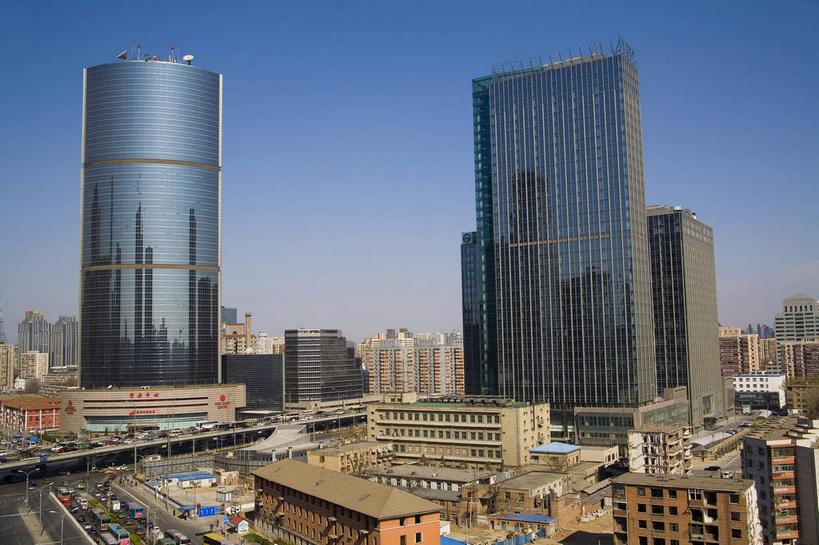 无人,家,高楼大厦,横图,室外,白天,仰视,度假,美景,窗户,落地窗,城市风光,城市,大厦,道路,建筑,路,路灯,摩天大楼,公路,照明,北京,中国,亚洲,一排,许多,阴影,整齐,并列,并排,光线,影子,房屋,屋子,景观,灯光,交通,首都,很多,娱乐,建设,楼房,玻璃窗,住宅,灯,排列,蓝色,倒影,蓝天,天空,阳光,天,享受,休闲,景色,放松,晴朗,照亮,倒映,照明设备,队列,平行,玻璃幕墙,京广中心,东亚,万里无云,中华人民共和国,北京市,京,北平,华北地区,反照,晴空,晴空万里,马路,彩图,低角度拍摄,房子,大楼,高层建筑,高楼,摩天楼,北京CBD,北京商务中心区,中国北京大北窑