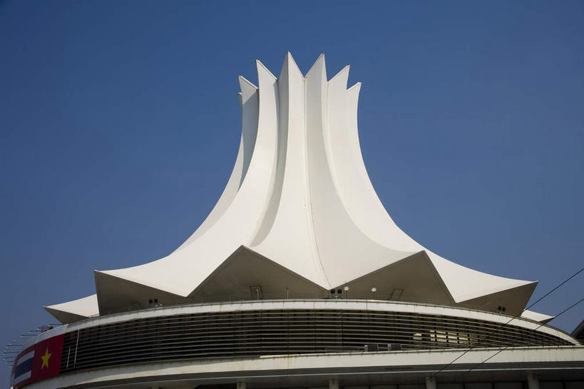 无人,横图,室外,白天,仰视,旅游,度假,窗户,标志建筑,地标,建筑,中国,亚洲,一排,许多,阴影,整齐,光线,纹路,纹理,影子,墙,屋顶,很多,顶棚,娱乐,建设,玻璃窗,墙壁,墙面,排列,蓝色,白色,蓝天,天空,阳光,天,享受,休闲,旅游胜地,放松,晴朗,广西,队列,东亚,南宁,万里无云,广西壮族自治区,肌理,首府,中华人民共和国,桂,华南地区,南宁市,南宁国际会展中心,晴空,晴空万里,彩图,低角度拍摄