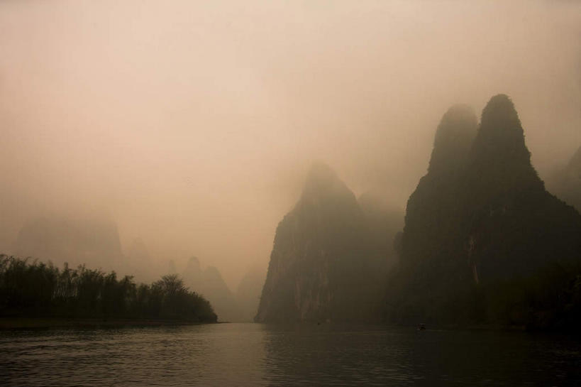 无人,横图,室外,白天,仰视,旅游,度假,河流,美景,山,山脉,水,植物,雾,桂林,中国,亚洲,波纹,朦胧,模糊,河水,景观,山峰,水流,涟漪,山峦,娱乐,树,树木,绿色,倒影,水纹,自然,波浪,群山,享受,休闲,景色,放松,生长,成长,广西,迷雾,倒映,自然风光,东亚,漓江,阳朔,广西壮族自治区,中华人民共和国,桂林市,桂,华南地区,水晕,反照,阳朔县,兴坪,兴坪镇,大雾,彩图,低角度拍摄