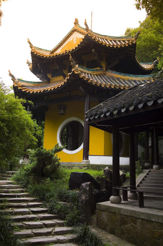 无人,学校,教学楼,栏杆,竖图,室外,白天,正面,旅游,度假,植物,窗户,楼梯,标志建筑,地标,建筑,中国,亚洲,阴影,光线,圆形,扶手,图形,瓦片,影子,圆,阶梯,墙,屋檐,几何,娱乐,建设,校园,护栏,檐,玻璃窗,墙壁,墙面,台阶,树,树木,黄色,绿色,天空,阳光,自然,天,享受,休闲,教室,旅游胜地,放松,生长,成长,数学,东亚,湖南,湖南省,中华人民共和国,省会,华中地区,长沙,长沙市,湘,彩图,教学大楼,几何图形,平面图形,岳麓山,岳麓山风景名胜区,岳麓书院,飞檐