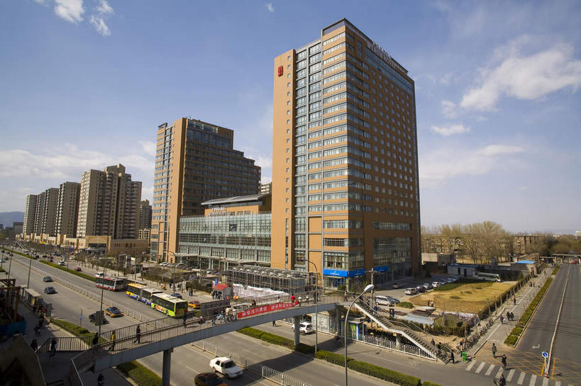 无人,高楼大厦,横图,室外,白天,仰视,度假,美景,树林,植物,窗户,落地窗,城市风光,城市,大厦,道路,建筑,路,路灯,摩天大楼,桥梁,人行横道,公路,汽车,照明,北京,中国,亚洲,一排,许多,阴影,整齐,并列,并排,光线,影子,景观,云,云朵,人行道,天桥,桥,灯光,交通,首都,很多,云彩,娱乐,建设,玻璃窗,车,灯,树,树木,排列,蓝色,绿色,白云,蓝天,天空,阳光,自然,交通工具,轿车,天,享受,休闲,景色,放松,生长,晴朗,成长,人行桥,照亮,照明设备,队列,载具,人行横道线,平行,玻璃幕墙,东亚,海淀区,中关村,中华人民共和国,北京市,京,北平,华北地区,晴空,斑马线,马路,彩图,低角度拍摄,大楼,高层建筑,高楼,摩天楼,国家自主创新示范区,中关村科技园,过街天桥,北京文津国际酒店,清华科技园