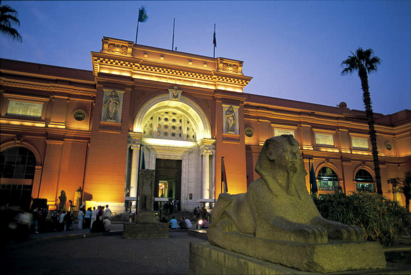 博物馆,站,横图,彩色,室外,白天,仰视,旅游,度假,植物,标志建筑,城市,地标,建筑,霓虹灯,棕榈树,旗帜,叶子,雕塑,非洲,埃及,开罗,亚洲,行人,游客,游人,吊挂,悬挂,阴影,服装,研究,艺术,装饰,光线,雕刻,雕像,旗杆,影子,柱子,墙,拱门,灯光,褐色,绿叶,七彩,首都,许多人,教育,挂,注视,休闲装,娱乐,光源,旗子,建设,霓虹,路人,旅客,墙壁,墙面,灯,树,树木,衣服,蓝色,绿色,蓝天,天空,自然,工艺品,天,观察,看,站着,一群人,享受,休闲,休闲服,嫩叶,旅游胜地,放松,服饰,生长,成长,观看,纪念,展览,美术,察看,狮身人面像,照明设备,关注,欣赏,主题,陈列,棕榈叶,首府,阿拉伯埃及共和国,金字塔之国,棉花之国,功能,美学,氖灯,旗号,阿非利加洲,开罗省,斯芬克斯,典藏,过客,男人,男性,年轻男性,年轻女性,女人,女性,阿拉伯人,白种人,亚洲人,叶,叶片,棕树,棕榈,站立,半身,彩图,低角度拍摄,埃及博物馆,开罗国家博物馆,开罗博物馆