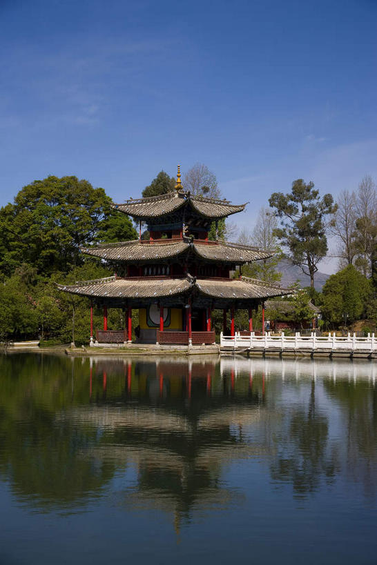 无人,公园,宫殿,栏杆,竖图,室外,白天,正面,旅游,度假,河流,名胜古迹,水,植物,标志建筑,地标,建筑,丽江,中国,亚洲,阴影,遗迹,光线,瓦片,影子,屋顶,屋檐,河水,水流,围栏,顶棚,古迹,文物,娱乐,建设,古建筑,护栏,云南,檐,树,树木,蓝色,绿色,倒影,蓝天,天空,阳光,自然,天,享受,休闲,旅游胜地,放松,生长,晴朗,成长,倒映,宫廷,古文明,东亚,云南省,黑龙潭公园,丽江古城,万里无云,中华人民共和国,西南地区,滇,丽江市,王宫,反照,玉泉公园,晴空,晴空万里,彩图,皇宫,大研古城,丽江古镇,丽江黑龙潭