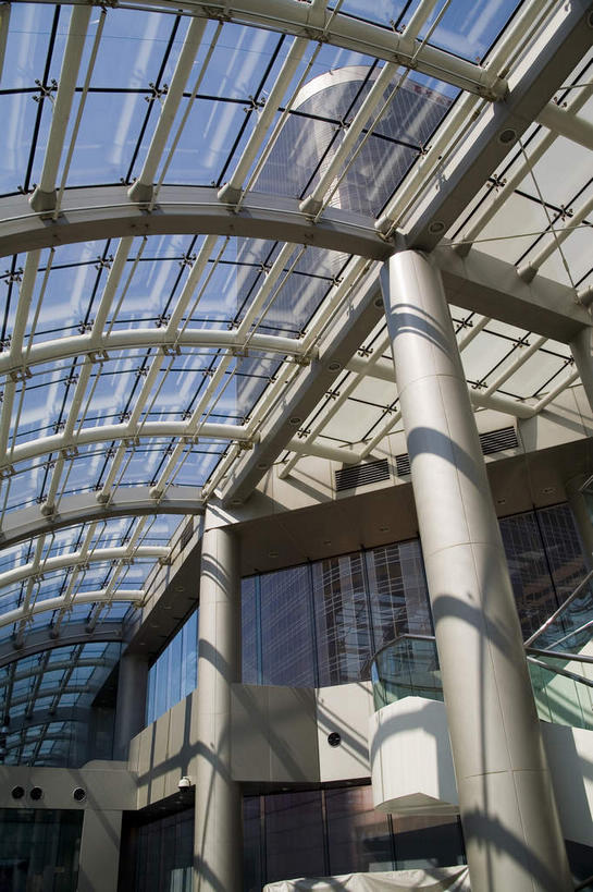 无人,竖图,室内,白天,仰视,旅游,度假,窗户,落地窗,标志建筑,地标,建筑,北京,中国,亚洲,一排,许多,阴影,整齐,并列,并排,光线,影子,柱子,天窗,首都,很多,娱乐,建设,玻璃窗,排列,阳光,享受,休闲,旅游胜地,放松,队列,平行,玻璃幕墙,东亚,中华人民共和国,北京市,京,北平,华北地区,彩图,低角度拍摄,北京CBD,北京商务中心区,中国北京大北窑,国贸,中国国际贸易中心,中国国贸