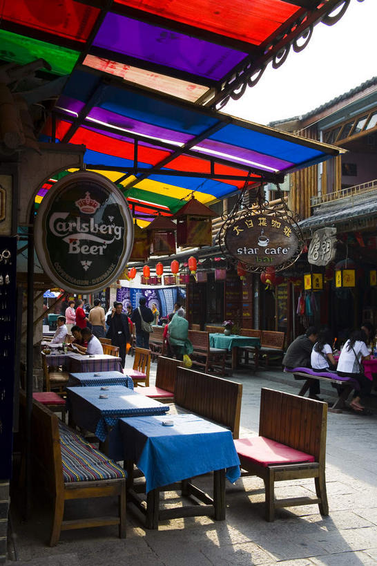 无人,家,酒吧,竖图,彩色,室外,白天,正面,度假,美景,餐桌,桌子,城市风光,城市,道路,路,椅子,大理,中国,亚洲,一排,许多,阴影,整齐,并列,并排,光线,影子,房屋,屋子,景观,小路,交通,很多,娱乐,楼房,云南,住宅,排列,天空,阳光,天,享受,休闲,景色,放松,餐台,五颜六色,色彩斑斓,队列,五彩缤纷,平行,东亚,云南省,中华人民共和国,西南地区,五彩斑斓,滇,大理州,大理白族自治州,五光十色,雨篷,彩图,房子,酒吧间,酒馆