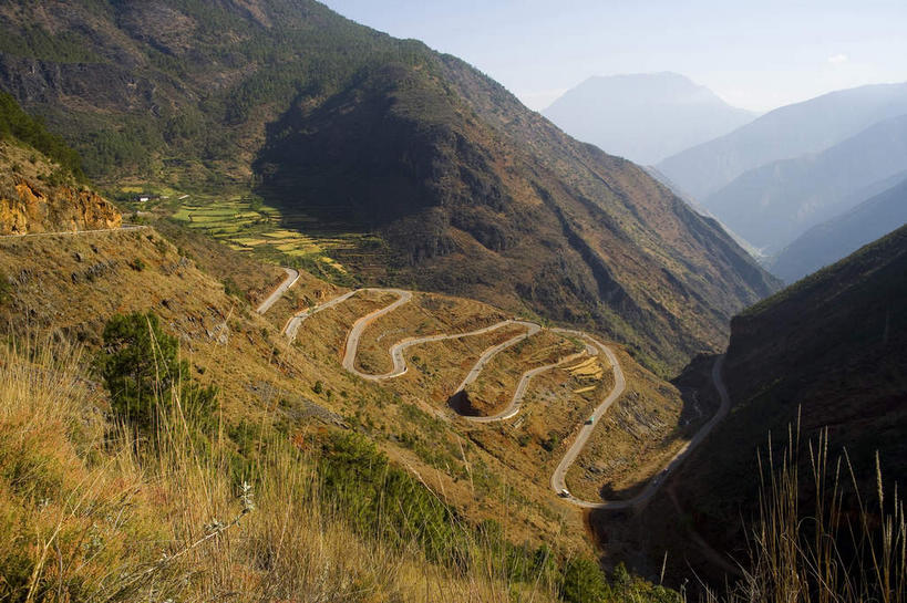 无人,横图,俯视,室外,白天,旅游,度假,石头,美景,山,山脉,植物,道路,路,丽江,中国,亚洲,阴影,枯萎,曲折,弯曲,光线,石子,影子,景观,山峰,悬崖,云,云朵,小路,枯草,交通,山峦,云彩,娱乐,云南,草,黄色,蓝色,白云,蓝天,天空,阳光,自然,群山,天,享受,休闲,景色,放松,蜿蜒,四川省,晴朗,自然风光,东亚,凉山彝族自治州,四川,盐源县,泸沽湖,凉山,云南省,中华人民共和国,西南地区,川,绝壁,滇,丽江市,凉山州,石块,岩石,晴空,彩图,高角度拍摄,左所海,盐源,宁蒗彝族自治县,宁蒗县,鲁窟海子,亮海