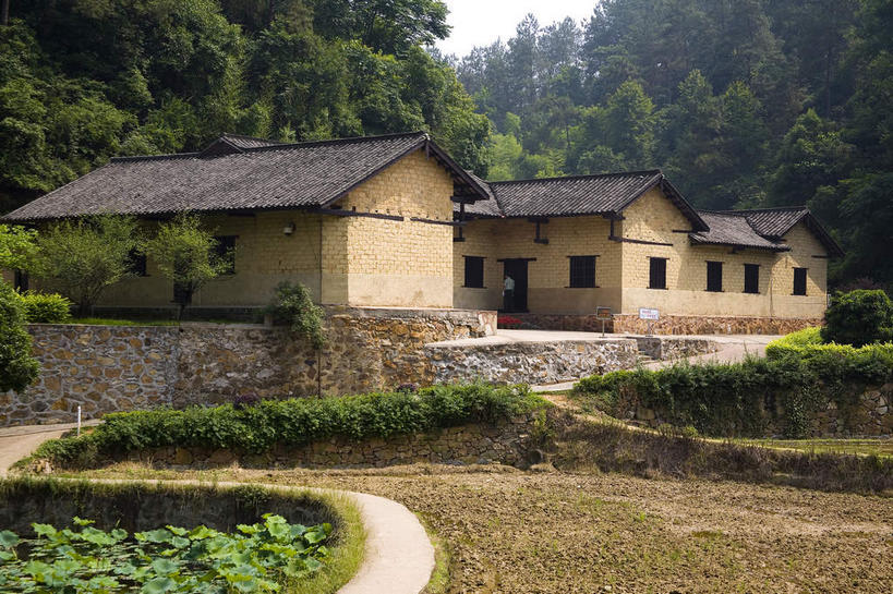 无人,家,横图,室外,白天,正面,旅游,度假,山,山脉,植物,标志建筑,道路,地标,建筑,路,中国,亚洲,阴影,曲折,弯曲,光线,纹路,瓦片,纹理,影子,房屋,墙,屋顶,屋檐,屋子,山峰,小路,褐色,交通,山峦,顶棚,娱乐,建设,楼房,檐,墙壁,墙面,住宅,树,树木,绿色,天空,阳光,自然,群山,天,享受,休闲,旅游胜地,放松,蜿蜒,生长,成长,东亚,湖南,湖南省,韶山,肌理,中华人民共和国,华中地区,湘,湘潭,湘潭市,彩图,房子,毛泽东同志故居,上屋场,韶山村,韶山市,韶山乡