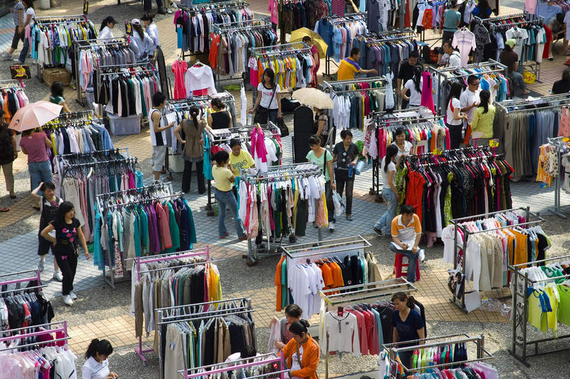 东方人,店员,站,走,横图,俯视,室内,白天,购物,度假,消费,美景,城市风光,城市,衣架,中国,亚洲,许多,服装,景观,集市,市场,很多,许多人,休闲装,黄种人,娱乐,顾客,排列,衣服,站着,一群人,营业员,享受,休闲,休闲服,景色,放松,金融,服饰,黑,挑选,选择,选购,贸易,东亚,黑龙江,黑龙江省,中华人民共和国,东北地区,齐齐哈尔,齐齐哈尔市,摆列,采选,遴选,筛选,挑拣,挑撰,销售人员,主顾,男人,男性,年轻男性,年轻女性,女人,女性,亚洲人,售货员,挂衣架,晾衣架,步行,散步,站立,走路,彩图,高角度拍摄,全身,布列,分列