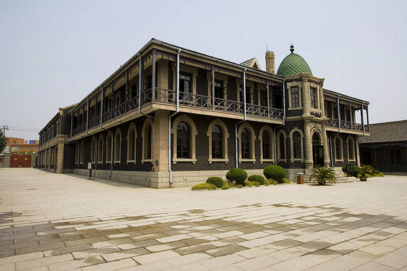 无人,宫殿,横图,室外,白天,仰视,旅游,度假,名胜古迹,植物,窗户,标志建筑,道路,地标,建筑,路,中国,亚洲,一排,许多,阴影,遗迹,整齐,并列,并排,光线,影子,柱子,屋顶,小路,交通,很多,顶棚,古迹,文物,娱乐,建设,古建筑,玻璃窗,树,树木,排列,蓝色,绿色,蓝天,天空,阳光,自然,天,享受,休闲,旅游胜地,放松,生长,晴朗,成长,宫廷,队列,平行,古文明,东亚,吉林,吉林省,长春,长春市,万里无云,中华人民共和国,省会,东北地区,吉,王宫,晴空,晴空万里,彩图,低角度拍摄,皇宫,宽城区,伪满皇宫博物院