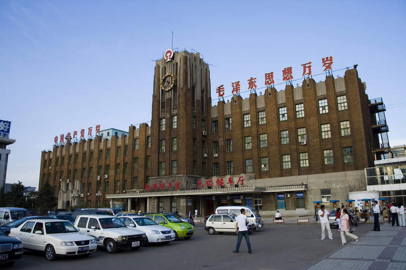 东方人,四个人,火车站,走,横图,室外,白天,仰视,旅游,度假,窗户,标志建筑,道路,地标,建筑,路,公路,车站,汽车,中国,亚洲,一排,许多,行人,阴影,服装,整齐,并列,并排,时间,光线,标志,时钟,文字,影子,字符,钟楼,站台,交通,很多,计时,休闲装,黄种人,娱乐,标识,建设,月台,路人,玻璃窗,车,排列,衣服,红色,蓝色,蓝天,天空,阳光,钟表,交通工具,轿车,天,享受,休闲,休闲服,汉字,表,旅游胜地,放松,服饰,晴朗,黑,队列,中文,载具,平行,东亚,黑龙江,黑龙江省,万里无云,中华人民共和国,国文,华文,塔钟,东北地区,齐齐哈尔,齐齐哈尔市,过客,男人,男性,年轻男性,年轻女性,女人,女性,亚洲人,钟,晴空,晴空万里,马路,步行,散步,走路,彩图,低角度拍摄,全身,铁路车站,铁路站,齐齐哈尔火车站,齐齐哈尔站,铁东区,铁锋区