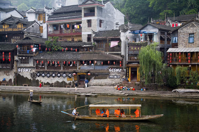 无人,家,横图,室外,白天,正面,旅游,度假,河流,名胜古迹,山,山脉,水,植物,标志建筑,地标,建筑,船,中国,亚洲,阴影,波纹,飞溅,遗迹,溅,光线,凤凰,液体,影子,房屋,屋子,河水,山峰,水滴,水流,木船,山峦,两艘,古迹,文物,娱乐,建设,古建筑,楼房,水珠,树,树木,绿色,倒影,水纹,阳光,自然,船尾波,交通工具,波浪,群山,享受,休闲,旅游胜地,放松,生长,成长,倒映,舟,喷洒,载具,古文明,东亚,湖南,湘西,湖南省,凤凰古城,中华人民共和国,华中地区,湘,湘西州,湘西土家族苗族自治州,反照,凤凰县,彩图,房子,凤凰古城千潭苗寨,山江镇