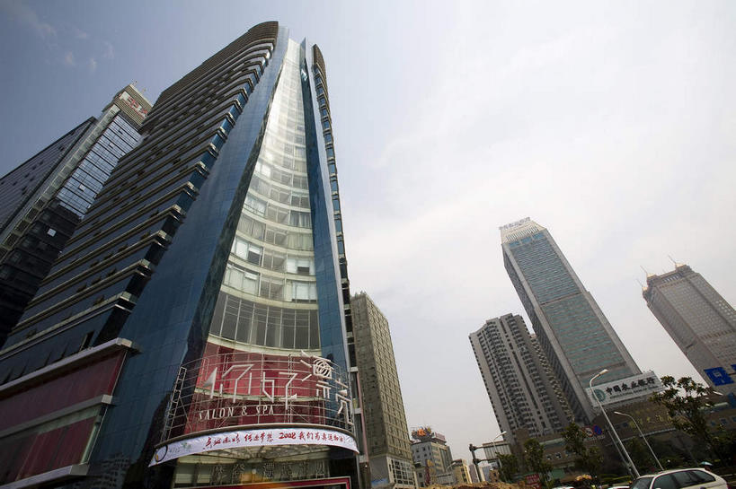 无人,体育馆,高楼大厦,运动场,横图,室外,白天,仰视,旅游,度假,窗户,落地窗,标志建筑,大厦,地标,建筑,路灯,摩天大楼,指示牌,汽车,照明,中国,亚洲,一排,许多,吊挂,悬挂,阴影,整齐,并列,并排,光线,标志,文字,影子,字符,云,云朵,横幅,灯光,很多,挂,云彩,娱乐,标识,建设,体育场,玻璃窗,车,灯,排列,蓝色,白云,蓝天,天空,阳光,交通工具,轿车,天,享受,休闲,汉字,旅游胜地,放松,晴朗,照亮,照明设备,队列,中文,载具,平行,玻璃幕墙,东亚,湖南,湖南省,中华人民共和国,省会,运动馆,国文,华文,华中地区,长沙,长沙市,湘,晴空,彩图,低角度拍摄,大楼,高层建筑,高楼,摩天楼,天心区,贺龙体育场,贺龙体育文化中心,新世纪文化中心