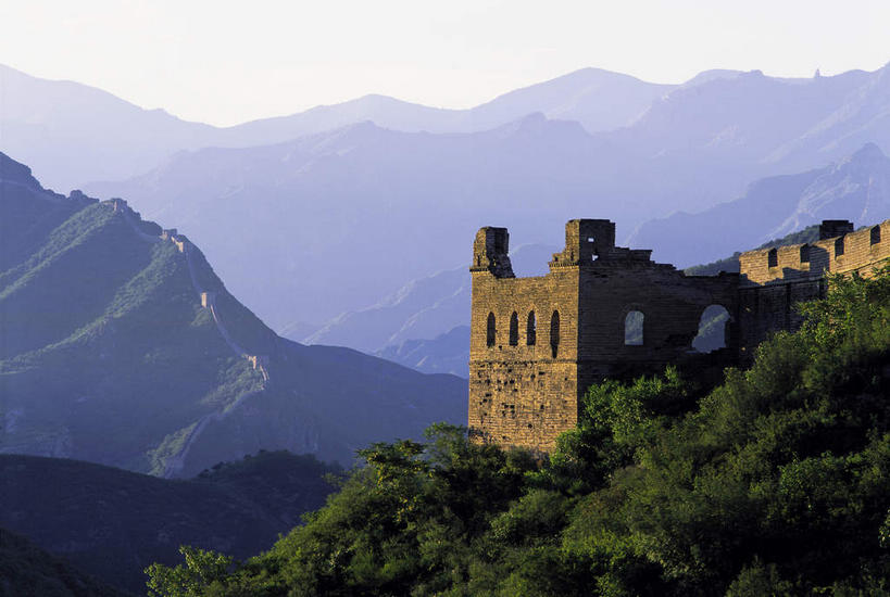 无人,横图,室外,白天,正面,旅游,度假,名胜古迹,森林,山,山脉,树林,植物,雾,地标,北京,长城,中国,亚洲,朦胧,模糊,遗迹,山峰,山峦,首都,古迹,文物,娱乐,古建筑,树,树木,绿色,自然,群山,享受,休闲,旅游胜地,放松,生长,成长,迷雾,万里长城,烽火台,古文明,东亚,世界文化遗产,中华人民共和国,北京市,京,北平,华北地区,大雾,彩图,墩台,烽堠,烽燧,烟墩,标志性建筑