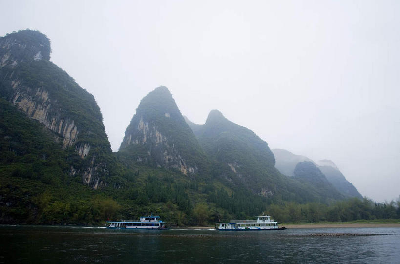 无人,横图,室外,白天,仰视,旅游,度假,河流,美景,山,山脉,树林,水,植物,雾,船,桂林,中国,亚洲,波纹,飞溅,朦胧,模糊,溅,液体,河水,景观,山峰,水滴,水流,游艇,山峦,两艘,娱乐,水珠,树,树木,绿色,水纹,自然,船尾波,交通工具,波浪,群山,享受,休闲,景色,放松,生长,成长,广西,迷雾,喷洒,自然风光,载具,东亚,漓江,阳朔,广西壮族自治区,中华人民共和国,桂林市,桂,华南地区,阳朔县,兴坪,兴坪镇,大雾,彩图,低角度拍摄