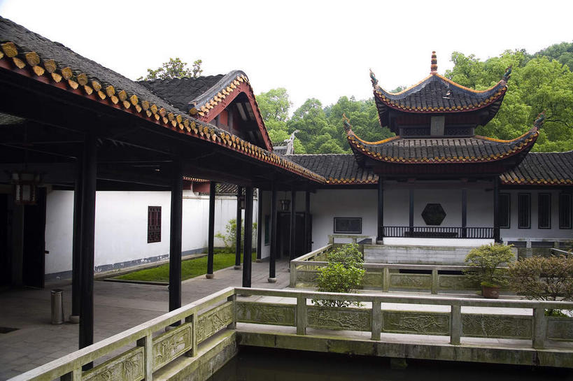 无人,学校,教学楼,栏杆,横图,室外,白天,正面,旅游,度假,植物,标志建筑,地标,建筑,桥梁,中国,亚洲,一排,许多,阴影,整齐,光线,影子,柱子,墙,屋檐,围栏,走道,走廊,桥,过道,很多,娱乐,建设,石桥,校园,护栏,墙壁,墙面,树,树木,排列,绿色,白色,天空,阳光,自然,天,享受,休闲,教室,旅游胜地,放松,生长,成长,人行桥,队列,东亚,湖南,湖南省,中华人民共和国,省会,华中地区,长沙,长沙市,湘,彩图,教学大楼,岳麓山,岳麓山风景名胜区,岳麓书院