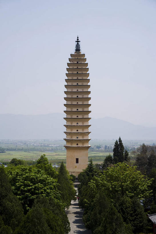 无人,农田,竖图,室外,白天,正面,旅游,度假,庄稼,农作物,名胜古迹,植物,窗户,标志建筑,道路,地标,建筑,路,大理,中国,亚洲,阴影,遗迹,光线,影子,墙,小路,塔,褐色,交通,古迹,文物,娱乐,建设,古建筑,宝塔,云南,佛塔,玻璃窗,墙壁,墙面,树,树木,蓝色,绿色,蓝天,天空,阳光,自然,天,享受,休闲,旅游胜地,放松,生长,晴朗,成长,古文明,东亚,云南省,万里无云,中华人民共和国,西南地区,崇圣寺,崇圣寺三塔,滇,大理州,大理白族自治州,浮图,浮屠,晴空,晴空万里,彩图,耕地,庄稼田,塔婆,浮图塔,浮头,佛图,大理崇圣寺,大理三塔,三塔,云南崇圣寺三塔